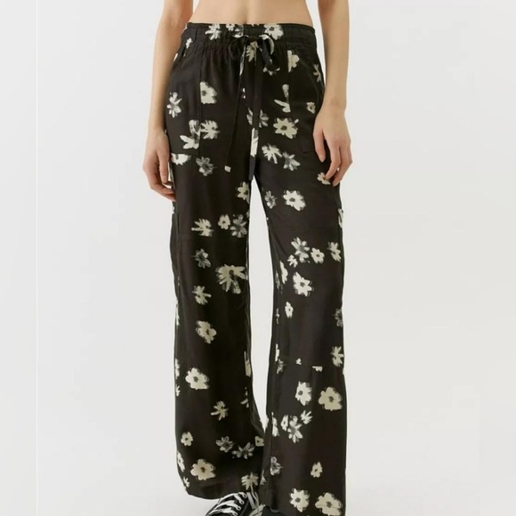 Urban Outfitters Pants - NWOT URBAN OUTFITTERS Marie Printed Cargo Pants ✨